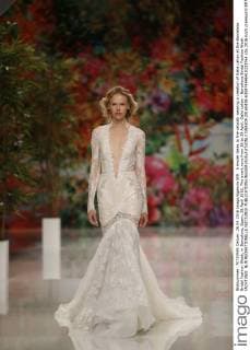 A model takes to the catwalk wearing a creation of Galia Lahav at the Barcelona Bridal Fashion Week, in Barcelona, Spain, 28 April 2016. The event runs from 26 to 29 April. Galia Lahav - Barcelona Bridal Fashion Week !ACHTUNG: NUR REDAKTIONELLE NUTZUNG!  GRA209 20160428-635974546410223764