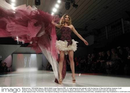 A model takes to the catwalk with the desings of Spanish fashion designer Jordi Dalmau during the Barcelona Bridal Fashion Week, held in Barcelona, Spain, 28 April 2016. The event runs from 26 to 29 April. Barcelona Bridal Fashion Week !ACHTUNG: NUR REDAKTIONELLE NUTZUNG!  20160428-635974627932806595