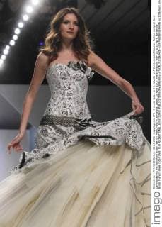 A model takes to the catwalk with the desings of Spanish fashion designer Jordi Dalmau during the Barcelona Bridal Fashion Week, held in Barcelona, Spain, 28 April 2016. The event runs from 26 to 29 April. Barcelona Bridal Fashion Week !ACHTUNG: NUR REDAKTIONELLE NUTZUNG!  20160428-635974628591594595