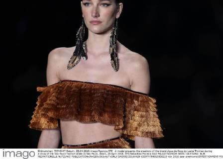 A model presents the creations of the brand Agua de Coco by Liana Thomaz during a show of the Sao Paulo Fashion Week in Sao Paulo, Brazil, 28 April 2016. EFE Sebastiao Moreira SAO PAULO FASHION WEEK !ACHTUNG: NUR REDAKTIONELLE NUTZUNG!  SAO002 20160428-635974784925856219