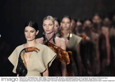 Brazilian model Isabeli Fontana (front) presents the creations of the brand Agua de Coco by Liana Thomaz, with other models, at the end of the show during Sao Paulo Fashion Week in Sao Paulo, Brazil, 28 April 2016. EFE Sebastiao Moreira SAO PAULO FASHION WEEK !ACHTUNG: NUR REDAKTIONELLE NUTZUNG!  SAO004 20160428-635974787749280704
