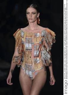 A model presents the creations of the brand Agua de Coco by Liana Thomazd during the show at Sao Paulo s Fashion Week in Sao Paulo, Brazil, 28 April 2016. EFE Sebastiao Moreira SAO PAULO FASHION WEEK !ACHTUNG: NUR REDAKTIONELLE NUTZUNG!  SAO007 20160428-635974791599516704