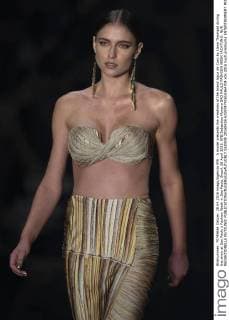 A model presents the creations of the brand Agua de Coco by Liana Thomazd during the show at Sao Paulo s Fashion Week in Sao Paulo, Brazil, 28 April 2016. EFE Sebastiao Moreira SAO PAULO FASHION WEEK !ACHTUNG: NUR REDAKTIONELLE NUTZUNG!  SAO008 20160428-635974791616364704