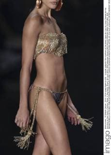 A model presents the creations of the brand Agua de Coco by Liana Thomaz during the show at Sao Paulo s Fashion Week in Sao Paulo, Brazil, 28 April 2016. EFE Sebastiao Moreira SAO PAULO FASHION WEEK !ACHTUNG: NUR REDAKTIONELLE NUTZUNG!  SAO010 20160428-635974792263140704
