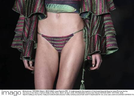 A model presents the creations of the brand Agua de Coco by Liana Thomaz during the show at Sao Paulo s Fashion Week in Sao Paulo, Brazil, 28 April 2016. EFE Sebastiao Moreira SAO PAULO FASHION WEEK !ACHTUNG: NUR REDAKTIONELLE NUTZUNG!  SAO012 20160428-635974792300268704