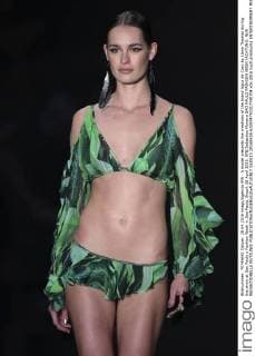 A model presents the creations of the brand Agua de Coco by Liana Thomaz during the show at Sao Paulo s Fashion Week in Sao Paulo, Brazil, 28 April 2016. EFE Sebastiao Moreira SAO PAULO FASHION WEEK !ACHTUNG: NUR REDAKTIONELLE NUTZUNG!  SAO013 20160428-635974792317740704