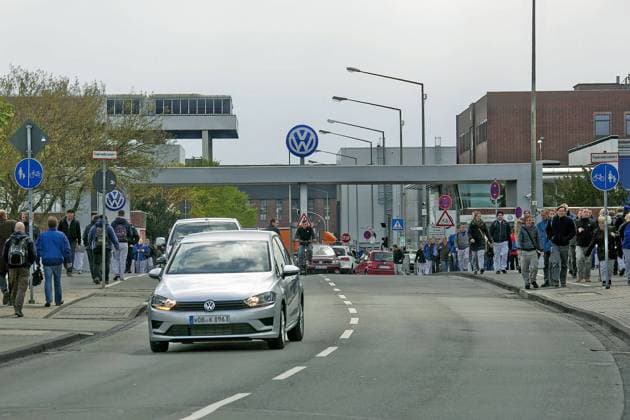 Schichtwechsel im VW Volkswagenwerk Wolfsburg - gesehen am 28.04.2016