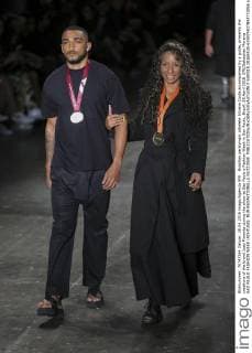 Brazilian paralympic athelete Silvana Costa accompanied by a guide, presents the creations of the brand Joao Pimenta during the show at Sao Paulo s Fashion Week in Sao Paulo, Brazil, 28 April 2016. EFE Sebastiao Moreira SAO PAULO FASHION WEEK !ACHTUNG: NUR REDAKTIONELLE NUTZUNG!  SAO015 20160428-635974837843772856