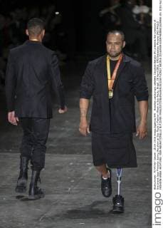 Brazilian paralympic athelete Claudinei Batista (R) presents the creations of the brand Joao Pimenta during the show at Sao Paulo s Fashion Week in Sao Paulo, Brazil, 28 April 2016. EFE Sebastiao Moreira SAO PAULO FASHION WEEK !ACHTUNG: NUR REDAKTIONELLE NUTZUNG!  SAO016 20160428-635974838501624856