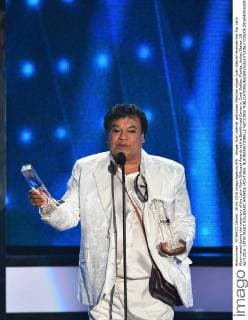 Sänger Juan Gabriel gestorben Mexican singer Juan Gabriel receives the Top Latin Album awad during the ceremony of the Latin Music Billboard Awards at the BankUnited Center in Coral Gables, Florida, United States, 28 April 2016. LATIN MUSIC BILLBOARD AWARDS !ACHTUNG: NUR REDAKTIONELLE NUTZUNG!  CGS006 20160429-635974953608851843