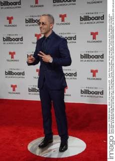 Puerto Rican singer Yandel poses as he arrives at the ceremony of the Latin Music Billboard Awards at the BankUnited Center in Coral Gables, Florida, United States, 28 April 2016. LATIN MUSIC BILLBOARD AWARDS !ACHTUNG: NUR REDAKTIONELLE NUTZUNG!  CGS012 20160429-635974968035406292