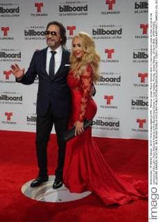 Mexican singer Marco Antonio Solis (L) and companion pose as they arrive at the ceremony of the Latin Music Billboard Awards at the BankUnited Center in Coral Gables, Florida, United States, 28 April 2016. LATIN MUSIC BILLBOARD AWARDS !ACHTUNG: NUR REDAKTIONELLE NUTZUNG!  CGS017 20160429-635974971776442292