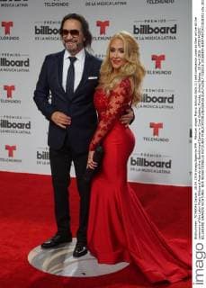Mexican singer Marco Antonio Solis (L) and companion pose as they arrive at the ceremony of the Latin Music Billboard Awards at the BankUnited Center in Coral Gables, Florida, United States, 28 April 2016. LATIN MUSIC BILLBOARD AWARDS !ACHTUNG: NUR REDAKTIONELLE NUTZUNG!  CGS018 20160429-635974972411518292