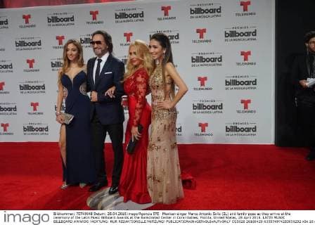 Mexican singer Marco Antonio Solis (2L) and family pose as they arrive at the ceremony of the Latin Music Billboard Awards at the BankUnited Center in Coral Gables, Florida, United States, 28 April 2016. LATIN MUSIC BILLBOARD AWARDS !ACHTUNG: NUR REDAKTIONELLE NUTZUNG!  CGS020 20160429-635974974283050292