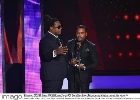 Puerto Rican Singers Zion and Lennox (L) deliver a speech after winning the Airplay Song of the Year Award during the ceremony of the Latin Music Billboard Awards at the BankUnited Center in Coral Gables, Florida, United States, 28 April 2016. LATIN MUSIC BILLBOARD AWARDS !ACHTUNG: NUR REDAKTIONELLE NUTZUNG!  CGS022 20160429-635974976840358292