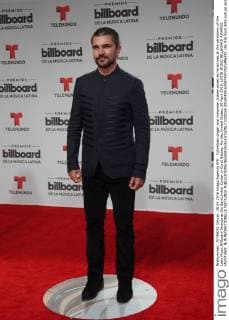 Colombian singer and composer Juanes poses as he arrives at the ceremony of the Latin Music Billboard Awards at the BankUnited Center in Coral Gables, Florida, United States, 28 April 2016. LATIN MUSIC BILLBOARD AWARDS !ACHTUNG: NUR REDAKTIONELLE NUTZUNG!  CGS024 20160429-635974977501486292