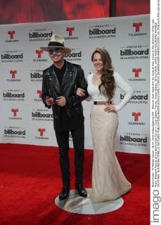Mexican duet Jesse and Joy pose as they arrive at the ceremony of the Latin Music Billboard Awards at the BankUnited Center in Coral Gables, Florida, United States, 28 April 2016. LATIN MUSIC BILLBOARD AWARDS !ACHTUNG: NUR REDAKTIONELLE NUTZUNG!  CGS032 20160429-635974980033210292