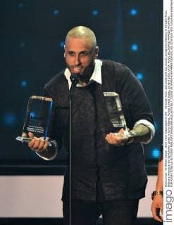 US singer Nicky Jam poses with two awards during the ceremony of the Latin Music Billboard Awards at the BankUnited Center in Coral Gables, Florida, United States, 28 April 2016. LATIN MUSIC BILLBOARD AWARDS !ACHTUNG: NUR REDAKTIONELLE NUTZUNG!  CGS038 20160429-635974985072634292