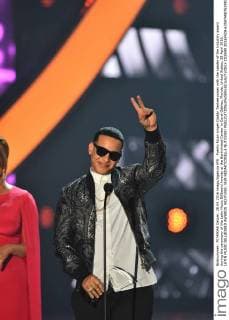 Puerto Rican singer Daddy Tankee poses with the Leader of the Industry award during the ceremony of the Latin Music Billboard Awards at the BankUnited Center in Coral Gables, Florida, United States, 28 April 2016. LATIN MUSIC BILLBOARD AWARDS !ACHTUNG: NUR REDAKTIONELLE NUTZUNG!  CGS040 20160429-635974987619802292