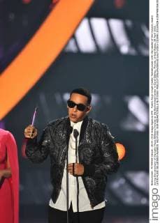 Puerto Rican singer Daddy Tankee poses with the Leader of the Industry award during the ceremony of the Latin Music Billboard Awards at the BankUnited Center in Coral Gables, Florida, United States, 28 April 2016. LATIN MUSIC BILLBOARD AWARDS !ACHTUNG: NUR REDAKTIONELLE NUTZUNG!  CGS041 20160429-635974987642890292