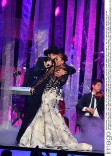 Mexican singer Alejandra Guzman (C) and US Gerardo Ortiz perform during the ceremony of the Latin Music Billboard Awards at the BankUnited Center in Coral Gables, Florida, United States, 28 April 2016. LATIN MUSIC BILLBOARD AWARDS !ACHTUNG: NUR REDAKTIONELLE NUTZUNG!  CGS044 20160429-635974990247130897