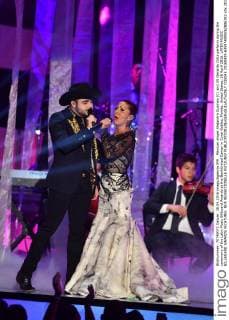 Mexican singer Alejandra Guzman (C) and US Gerardo Ortiz perform during the ceremony of the Latin Music Billboard Awards at the BankUnited Center in Coral Gables, Florida, United States, 28 April 2016. LATIN MUSIC BILLBOARD AWARDS !ACHTUNG: NUR REDAKTIONELLE NUTZUNG!  CGS045 20160429-635974990262886392