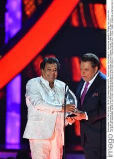 Mexican singer Juan Gabriel (L) receives an award by Chilean Don Francisco (R) during the ceremony of the Latin Music Billboard Awards at the BankUnited Center in Coral Gables, Florida, United States, 28 April 2016. LATIN MUSIC BILLBOARD AWARDS !ACHTUNG: NUR REDAKTIONELLE NUTZUNG!  CGS042 20160429-635975041082391365