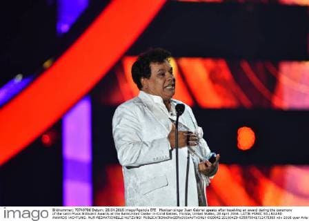 Mexican singer Juan Gabriel speaks after receiving an award during the ceremony of the Latin Music Billboard Awards at the BankUnited Center in Coral Gables, Florida, United States, 28 April 2016. LATIN MUSIC BILLBOARD AWARDS !ACHTUNG: NUR REDAKTIONELLE NUTZUNG!  CGS042 20160429-635975041712475365