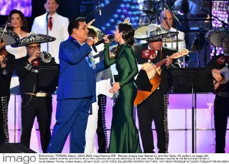 Mexican singers Juan Gabriel (L) and Paty Cantu (R) perform on stage with Spanish Natalia Jiménez and Puerto Rican Marc Anthony during the ceremony of the Latin Music Billboard Awards at the BankUnited Center in Coral Gables, Florida, United States, 28 April 2016. LATIN MUSIC BILLBOARD AWARDS !ACHTUNG: NUR REDAKTIONELLE NUTZUNG!  CGS042 20160429-635975069227297787