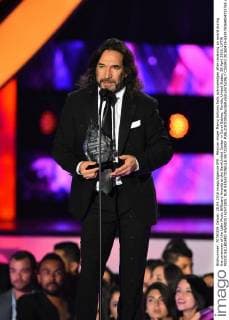 Mexican singer Marco Antonio Solis acknowledges after receiving an award during the ceremony of the Latin Music Billboard Awards at the BankUnited Center in Coral Gables, Florida, United States, 28 April 2016. LATIN MUSIC BILLBOARD AWARDS !ACHTUNG: NUR REDAKTIONELLE NUTZUNG!  CGS042 20160429-635975069854725765