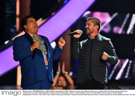 Mexican singer Juan Gabriel performs on stage with Colombian Juanes during the ceremony of the Latin Music Billboard Awards at the BankUnited Center in Coral Gables, Florida, United States, 28 April 2016. LATIN MUSIC BILLBOARD AWARDS !ACHTUNG: NUR REDAKTIONELLE NUTZUNG!  CGS042 20160429-635975085675305517
