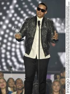 Latin artist Daddy Yankee holds the Leader in Industry award at the 2016 Billboard Latin Music Awards at the Bank United Center, University of Miami, Miami, Florida on April 28, 2016.  MIA20160428120 GARYxIxROTHSTEIN