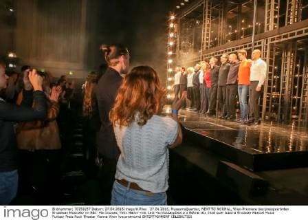 27.04.2016, MuseumsQuartier, NEXT TO NORMAL, Wien-Premiere des preisgekrönten Broadway Musicals! im Bild: Pia Douwes, Felix Martin -mit Cast -Schlussapplaus a d Bühne