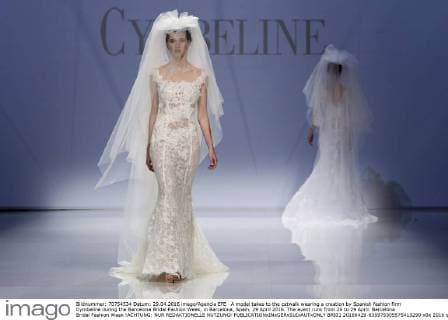 A model takes to the catwalk wearing a creation by Spanish fashion firm Cymbeline during the Barcelona Bridal Fashion Week, in Barcelona, Spain, 29 April 2016. The event runs from 26 to 29 April. Barcelona Bridal Fashion Week !ACHTUNG: NUR REDAKTIONELLE NUTZUNG!  BRI01 20160429-635975305575413290