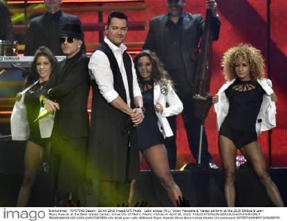 Latin artists (R-L) Victor Manuelle & Yandel perform at the 2016 Billboard Latin Music Awards at the Bank United Center, University of Miami, Miami, Florida on April 28, 2016.  MIA20160428150 GARYxIxROTHSTEIN