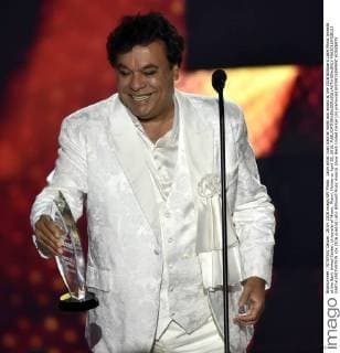 Latin artist Juan Gabrial holds and award at the 2016 Billboard Latin Music Awards at the Bank United Center, University of Miami, Miami, Florida on April 28, 2016.  MIA20160428153 GARYxIxROTHSTEIN