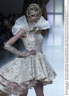 A model takes to the catwalk with the desings of Spanish fashion designer Carla Ruiz during the Barcelona Bridal Fashion Week, held in Barcelona, Spain, 29 April 2016. The event runs from 26 to 29 April. Barcelona Bridal Fashion Week !ACHTUNG: NUR REDAKTIONELLE NUTZUNG!  20160429-635975466922272305