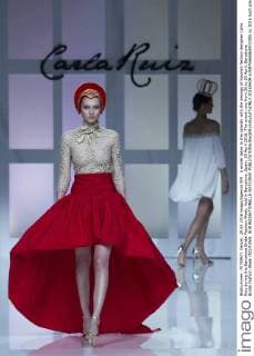 A model takes to the catwalk with the desings of Spanish fashion designer Carla Ruiz during the Barcelona Bridal Fashion Week, held in Barcelona, Spain, 29 April 2016. The event runs from 26 to 29 April. Barcelona Bridal Fashion Week !ACHTUNG: NUR REDAKTIONELLE NUTZUNG!  20160429-635975466969072305