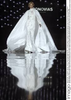 A model wears a creation during the fashion show by Pronovias in the Barcelona Bridal Fashion Week, in Barcelona, Spain, 29 April 2016. The event runs from 26 to 29 April. Barcelona Bridal Fashion Week !ACHTUNG: NUR REDAKTIONELLE NUTZUNG!  BRI01 20160429-635975655502292305