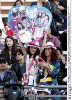 Tini Filmpremiere in Rom Piccoli fans con i posters del film Roma 29-04-2016 Red Carpet of film Tini - la nuova vita di Violetta Rome 29th April 2016. Tini - The New Life Of Violetta Premiere. Photo SamanthaxZucchi Insidefoto SamanthaxZucchi