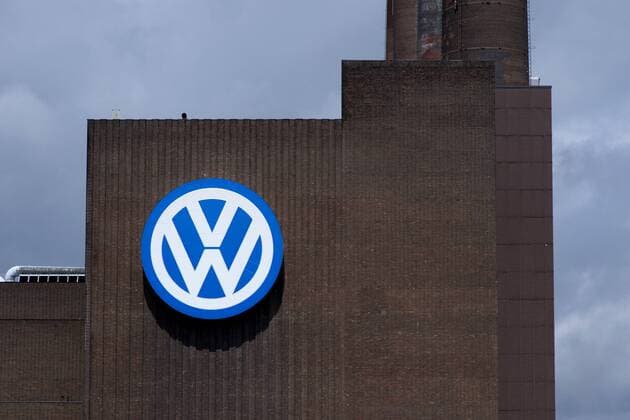 Volkswagen AG Deutschland, Germany, Wolfsburg, Niedersachsen, Lower Saxony, 28.04.2016 Logo am Gebauede der Produktionshalle als Teil der Autostadt GmbH von der Volkswagen AG im Stammwerk Wolfsburg. VW versucht die aktuelle Krise um den Diesel-Manipulationsskandal und die damit verbundenen hohen Erstattungskosten zu ueberwinden. Logo of the Volkswagen AG at the main production plant as part of the Autocity of the Car plant Volkswagen AG in Wolfsburg. The German carmaker VW tries to overcome its current crisis triggered by the engine-rigging scandal. Volkswagen is facing high costs and penalties, including the possible buyback of up to 500,000 cars alone in the USA, as a result of VW s diesel emissions scandal.