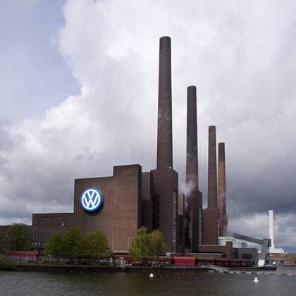 Volkswagen AG Deutschland, Germany, Wolfsburg, Niedersachsen, Lower Saxony, 28.04.2016 Logo am Gebauede der Produktionshalle als Teil der Autostadt GmbH von der Volkswagen AG im Stammwerk Wolfsburg. VW versucht die aktuelle Krise um den Diesel-Manipulationsskandal und die damit verbundenen hohen Erstattungskosten zu ueberwinden. Logo of the Volkswagen AG at the main production plant as part of the Autocity of the Car plant Volkswagen AG in Wolfsburg. The German carmaker VW tries to overcome its current crisis triggered by the engine-rigging scandal. Volkswagen is facing high costs and penalties, including the possible buyback of up to 500,000 cars alone in the USA, as a result of VW s diesel emissions scandal.