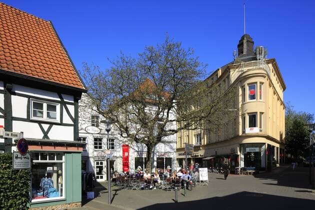Menschen sitzen im Strassencafe in der Altstadt von Recklinghausen, Ruhrgebiet, Nordrhein-Westfalen D-Recklinghausen, Ruhrgebiet, Westfalen, Nordrhein-Westfalen, NRW, Altstadt, Muensterstrasse, Im Rom, Fachwerkhaus, Geschaeftshaus, Eckhaus, Menschen sitzen im Strassencafe, D-Recklinghausen, Ruhr area, Westphalia, North Rhine-Westphalia, NRW, historic downtown, Muensterstrasse, Im Rom, half-timbered house, business house, corner house, people sitting in a sidewalk cafe