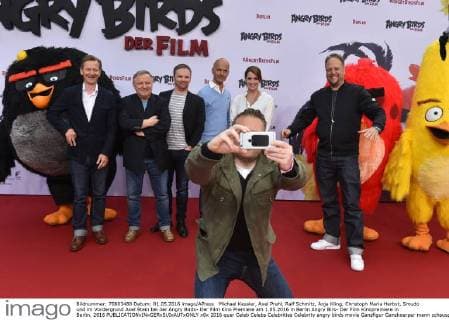 Michael Kessler, Axel Prahl, Ralf Schmitz, Anja Kling, Christoph Maria Herbst, Smudo und im Vordergrund Axel Stein bei der Angry Birds- Der Film Kino Premiere am 1.05.2016 in Berlin Angry Birs- Der Film Kinopremiere in Berlin, 2016 
