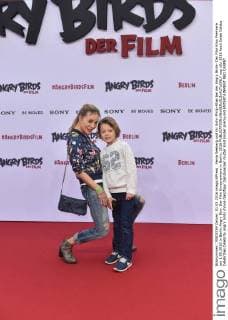 Xenia Seeberg und ihr Sohn Philip-Elias bei der Angry Birds- Der Film Kino Premiere am 1.05.2016 in Berlin Angry Birs- Der Film Kinopremiere in Berlin, 2016 