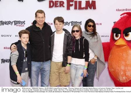 Thomas Heinze mit Freundin Jackie Brown und seinen Kindern Sam, Lucille und Lennon bei der Premiere des Kinofilms Angry Birds: Der Film The Angry Birds Movie im CineStar Sony Center. Berlin, 01.05.2016 Foto:xA.xBuggex xFuturexImage