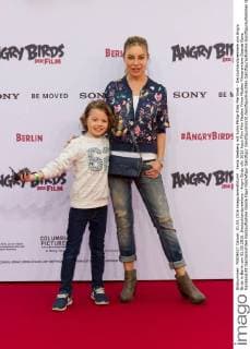 Xenia Seeberg mit Sohn Philip-Elias Martinek - Deutschlandpremiere von Angry Birds in Berlin am 01.05.2016. Deutschlandpremiere - Angry Birds