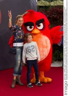 Xenia Seeberg mit Sohn Philip-Elias Martinek - Deutschlandpremiere von Angry Birds in Berlin am 01.05.2016. Deutschlandpremiere - Angry Birds