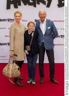 Grit Weiss und Prof. Dr.Jo Groebel mit Leihkind Charlize - Deutschlandpremiere von Angry Birds in Berlin am 01.05.2016. Deutschlandpremiere - Angry Birds