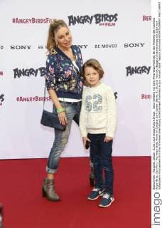 Xenia Seeberg mit Sohn Philip-Elias Martinek bei der Premiere des Kinofilms Angry Birds: Der Film The Angry Birds Movie im CineStar Sony Center. Berlin, 01.05.2016 Foto:xA.xBuggex xFuturexImage